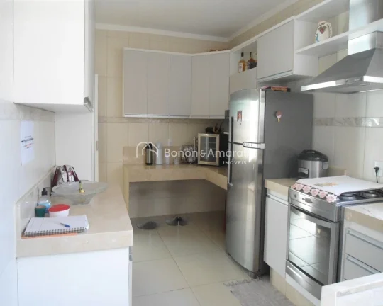 Imagem Encante-se com esta linda casa de acabamento impecável, localizada em um dos melhores condomínios ...