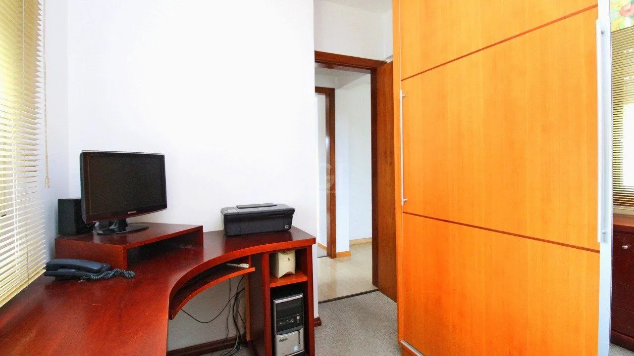 Imagem Apartamento de dois dormitórios e uma vaga de garagem na Rua Marcelo Gama, bairro Auxiliadora em Porto Alegre.