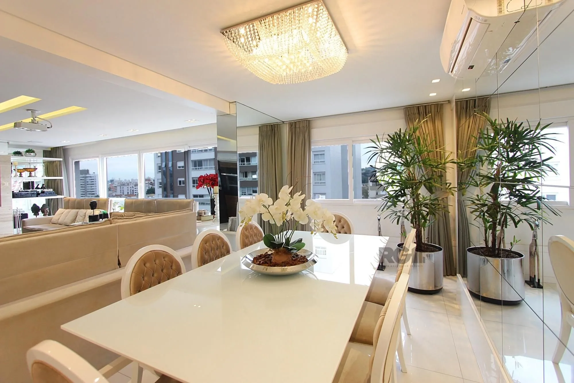 Imagem apartamento de 3 dormitórios, com 3 suítes no bairro Menino Deus
