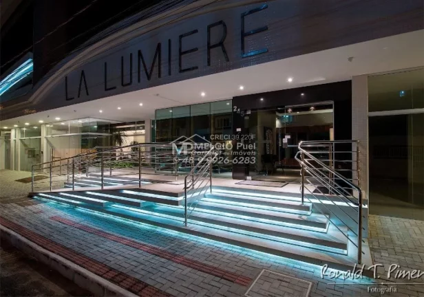 Imagem Vendo Apartamento em Meia Praia Itapema, Residencial La Lumiere, 200 Metros do Mar. Com 4 Suítes, 210m² de área privada. 3 elevadores, 2 garagens.