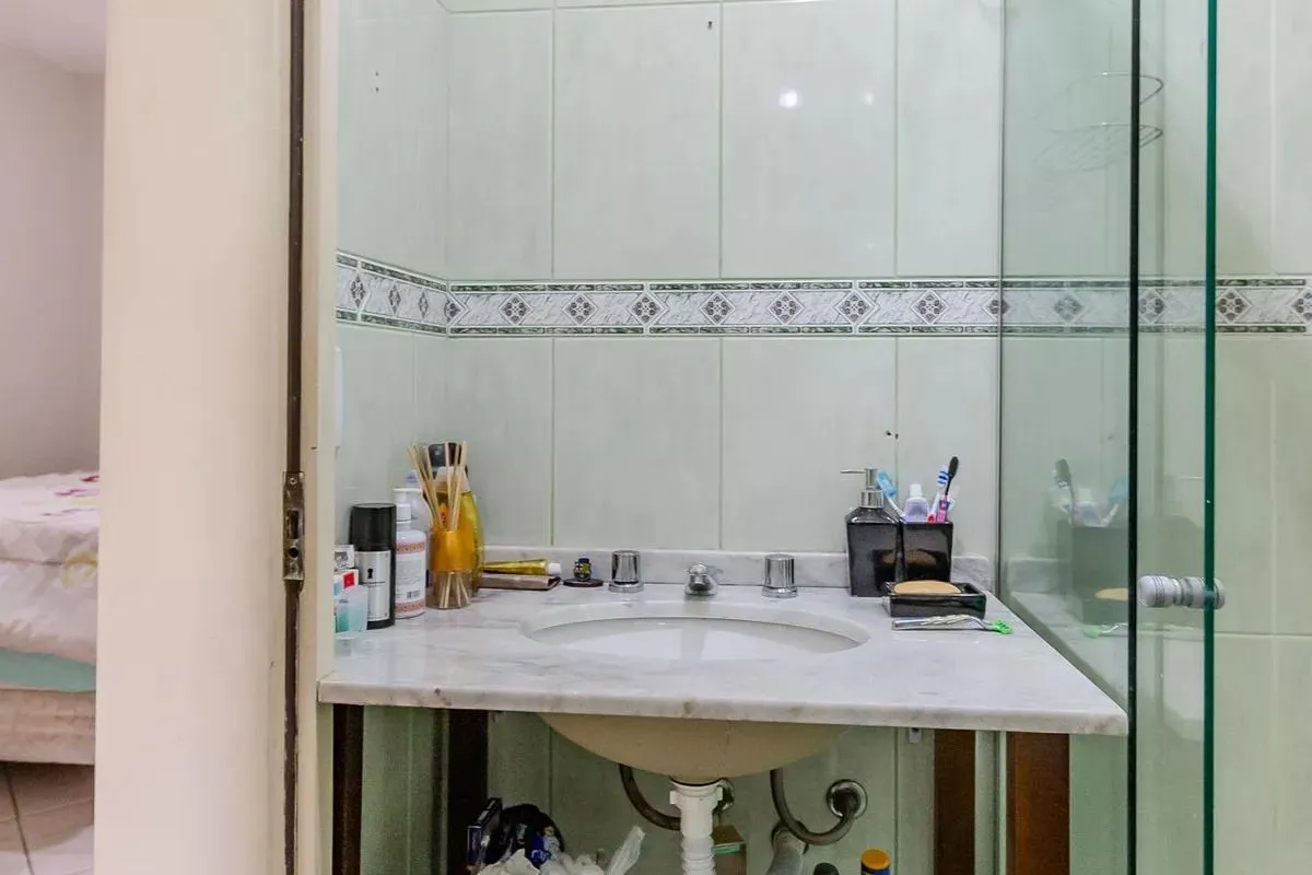 Imagem Casa de condomínio, 3 dormitórios, 1 suíte e 2 vagas cobertas no bairro Teresópolis.