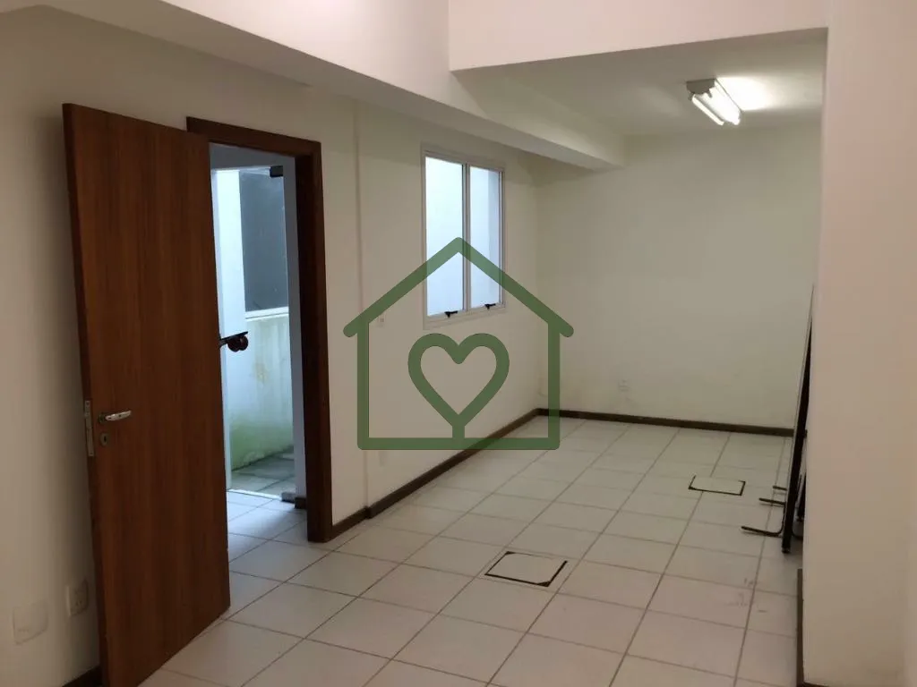 Imagem Casa triplex, residencial e comercial, com 4 dormitórios (todos suíte), 06 salas e 3 vagas de gara...