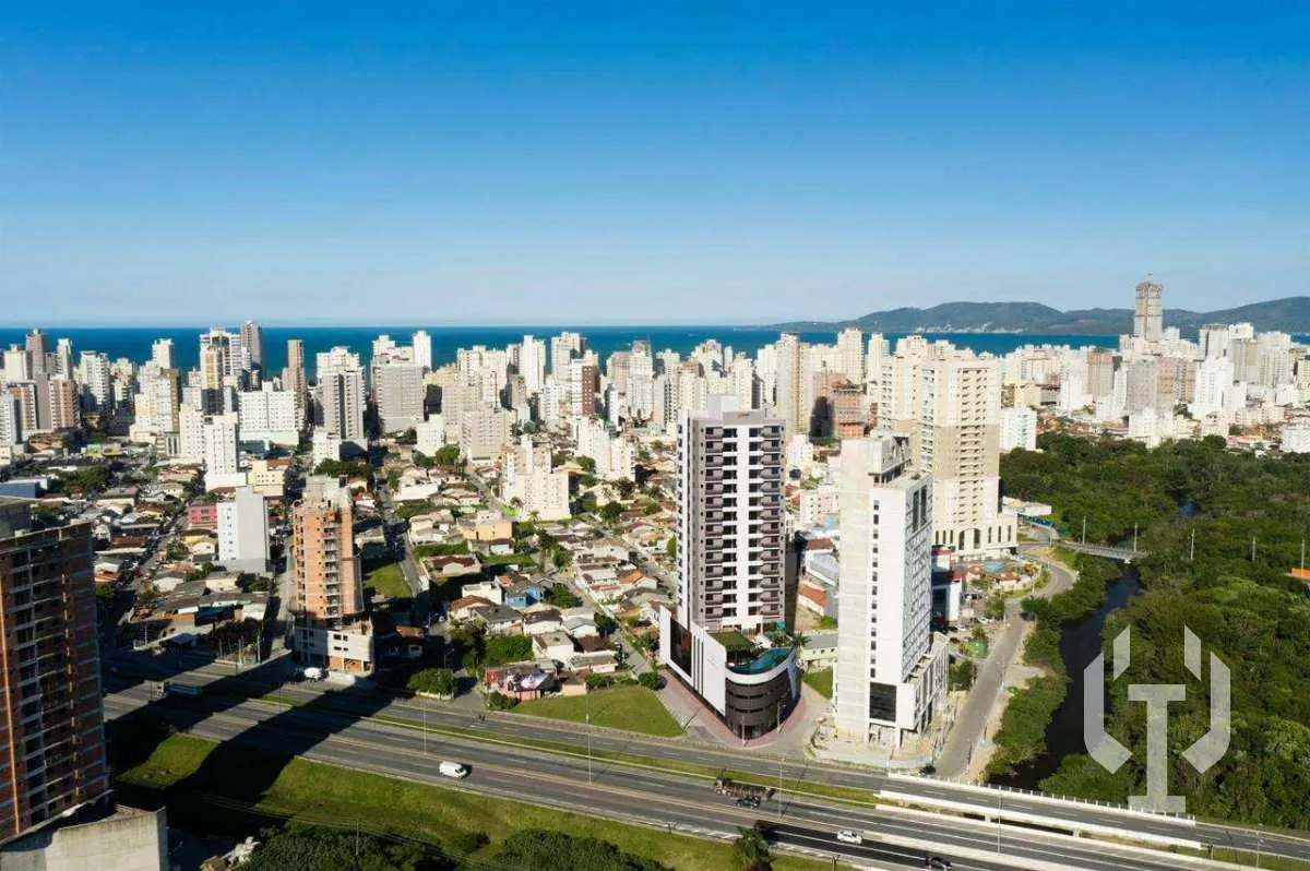 Imagem Apartamento com 2 suítes e 2 vagas de garagem em Meia Praia