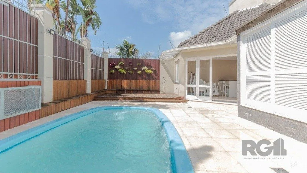 Imagem Excelente casa em condomínio de 249m² com 03 dormitórios e 4 vagas.
