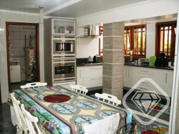Imagem Casa individual com 4 dormitórios, sendo 1 suíte, e 3 vagas de garagem, no bairro Tristeza.

A Bri...