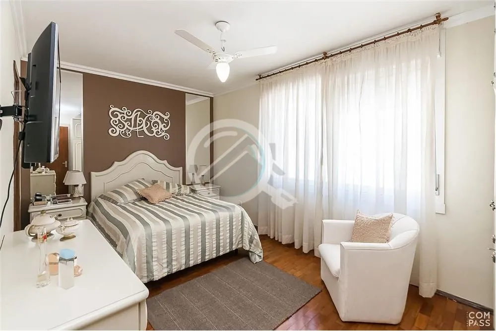 Imagem O apartamento localizado na Av. Getúlio Vargas, no bairro Menino Deus, é uma opção interessante ...