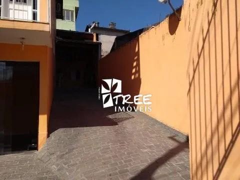 Imagem VENDA DE SOBRADO NO ARUJAMÉRICA, EM ARUJÁ/SP, 320m² com 3 quartos, suíte, lavanderia, salão e 05 vagas, sendo 02 cobertas. CONSULTE-NOS.