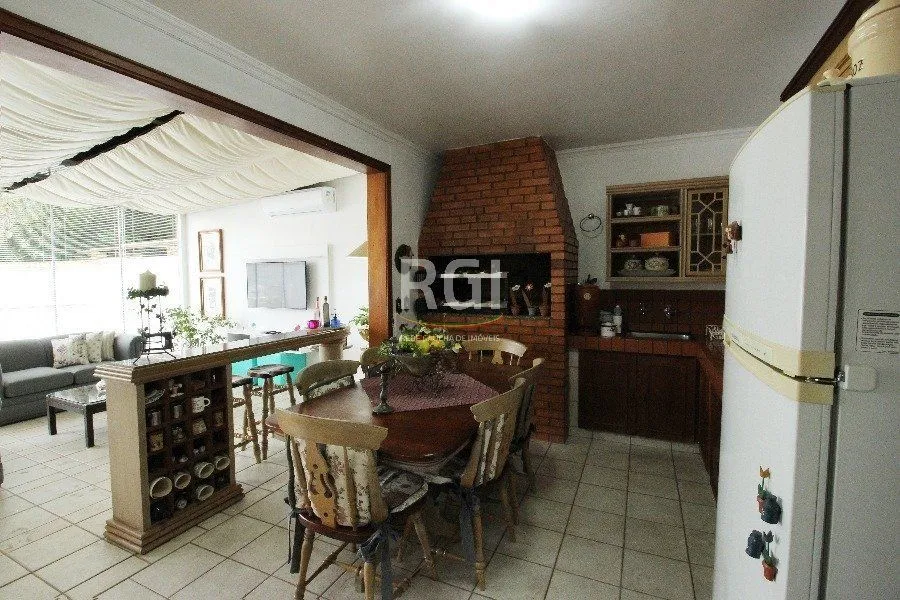 Imagem Casa para Venda - 280m², 3 dormitórios, 2 vagas - Petrópolis