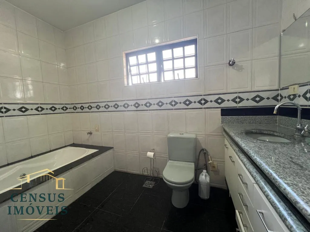Foto do imóvel: Casa à venda em Vinhedo-SP, no bairro Altos do Morumbi: 3 quartos, 1 suíte, 3 salas, 4 banheiros, 6 vagas, 224 m². Confira agora! em Altos do Morumbi