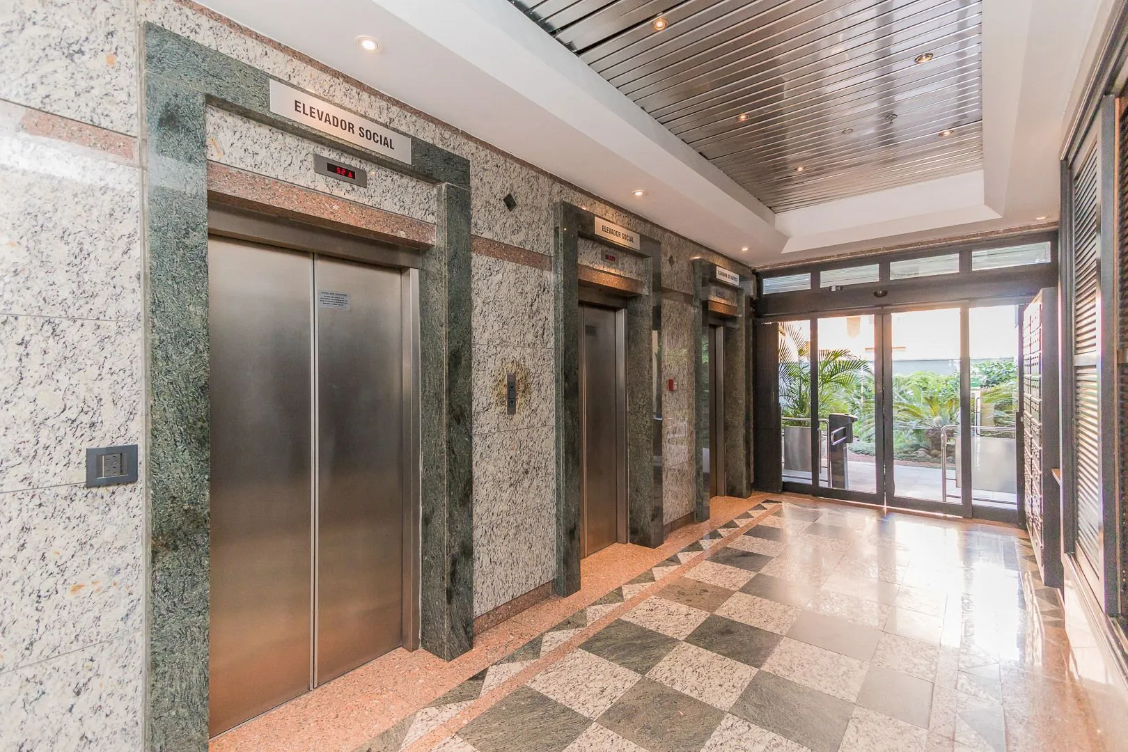 Imagem MÁFFER IMÓVEIS ALUGA - CONJUNTO COMERCIAL COM 2 VAGAS DE GARAGEM 93m² de área privativa Imóvel moderno e funcional, ideal para escritórios, clínicas ou empresas que buscam um espaço elegante e bem localizado.