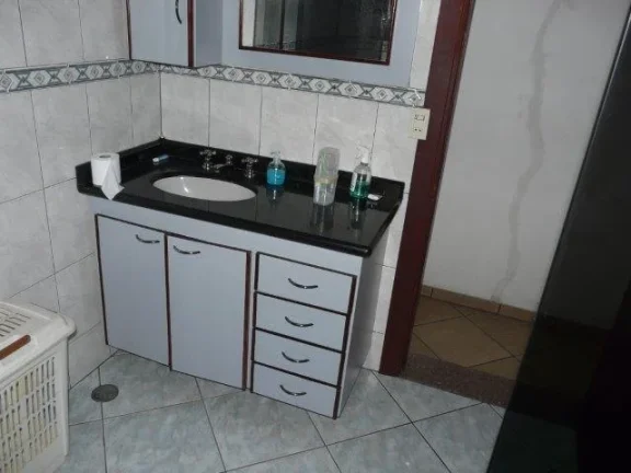 Imagem ???? Sobrado Amplo com Estilo Clássico - 4 Quartos, Suíte com Banheira e Muito Espaço!