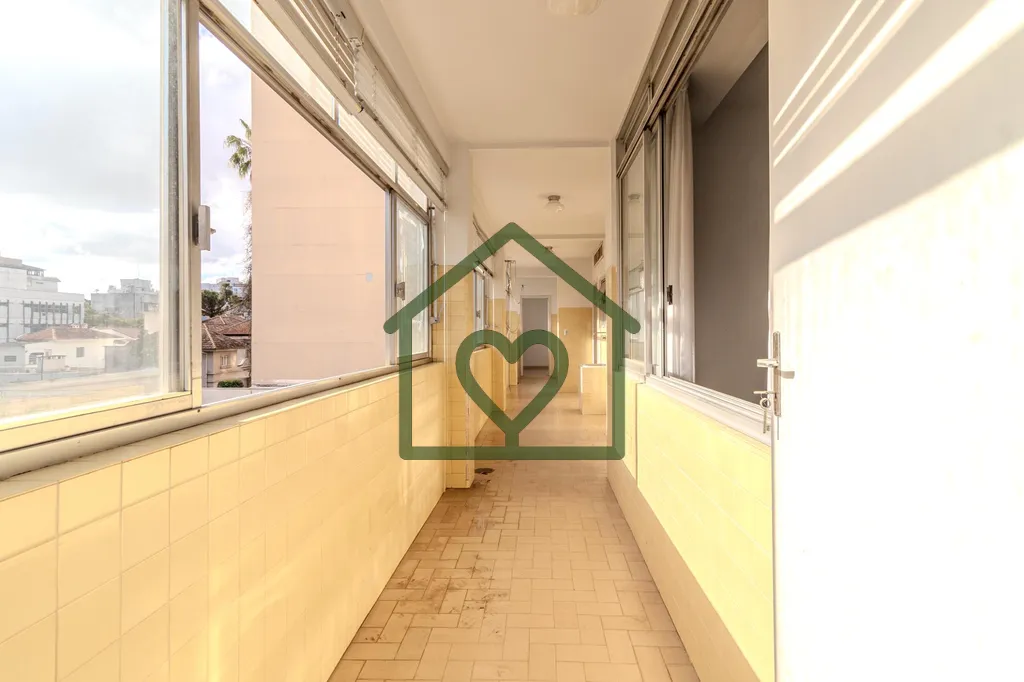 Imagem Referência em um dos endereços mais icônicos de Porto Alegre, este apartamento no Edifício Troca...