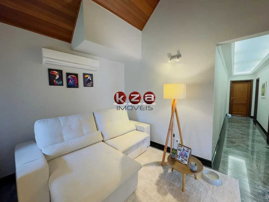 Imagem Casa de luxo a venda no Condomínio Reserva Colonial em Valinhos: 3 suítes + 1, 4 salas e amplo espaço gourmet com piscina.