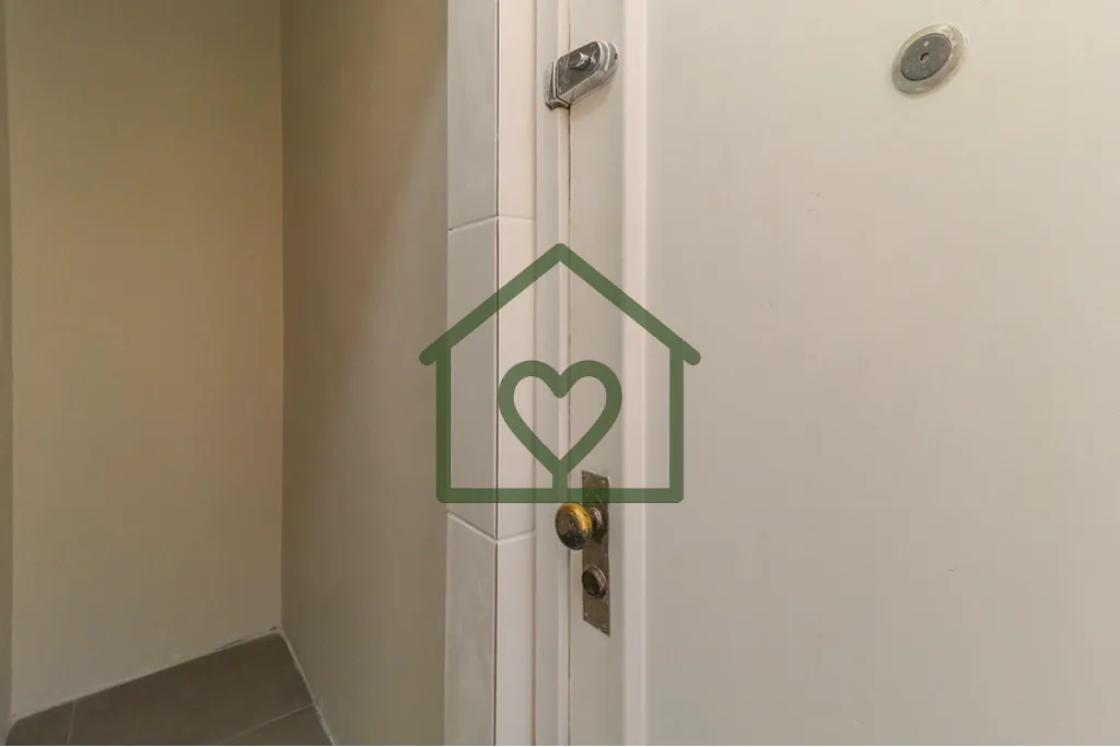 Imagem Apartamento com três dormitórios sendo uma suíte, cuja sacada permite visualizar o nascer e o pô...