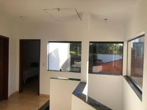 Imagem VENDA DE SOBRADO NO CONDOMÍNIO ECO PARK LAGOS, EM MOGI DAS CRUZES/SP, 397m² com 3 suítes, quintal com piscina, sauna e área gourmet. CONSULTE-NOS.