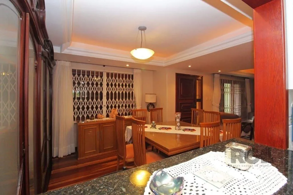 Imagem Casa de 275m² - 3 dormitórios e 3 vagas no bairro Coronel Aparício Borges
