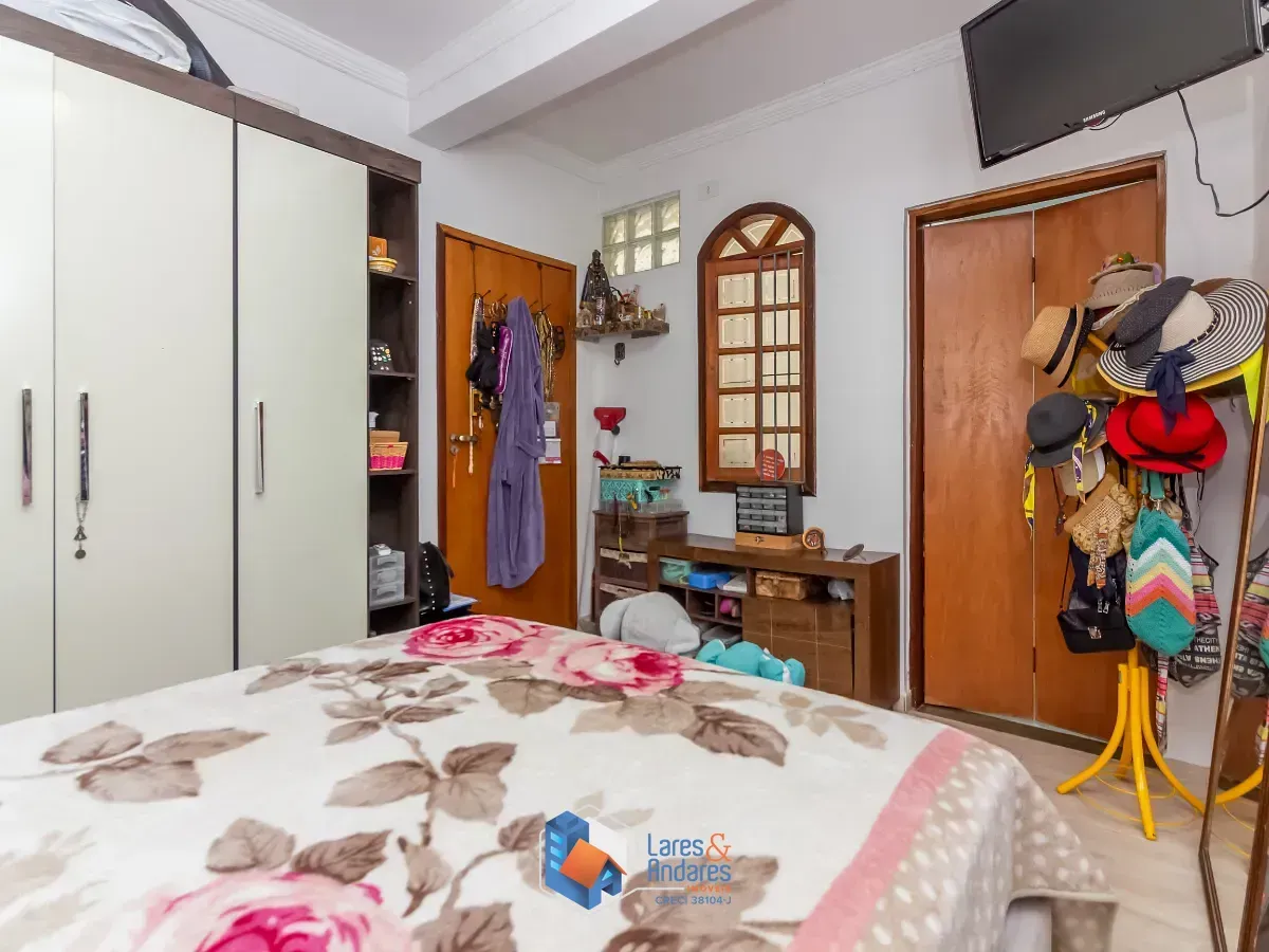 Imagem Sobrado para venda em Vila Zat com 5 quartos, sendo 2 suítes, 200m²