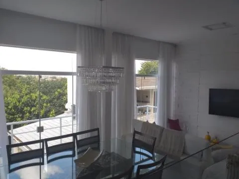 Imagem VENDA DE CASA NO CONDOMÍNIO ARUJÁ COUNTRY CLUB, EM ARUJÁ/SP, 380m² com 3 suítes, área gourmet com churrasqueira, cinema e 4 vagas. CONSULTE-NOS.
