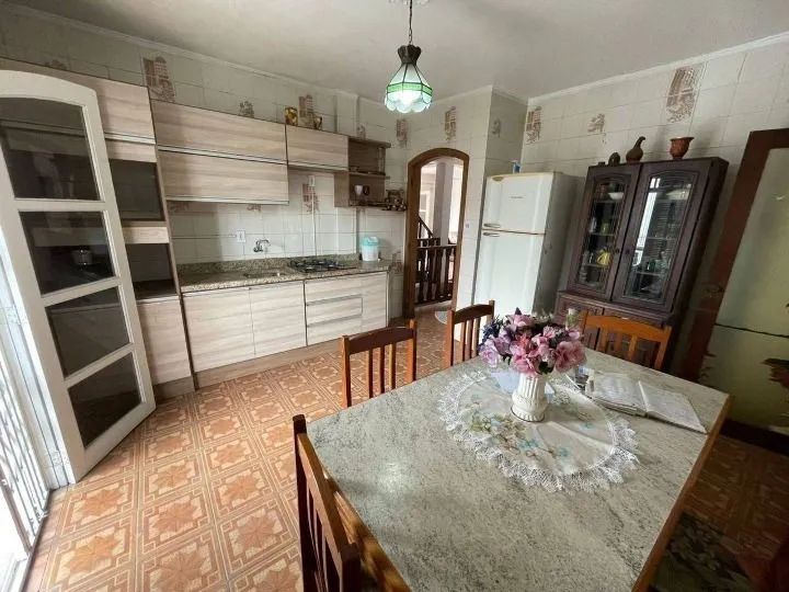 Imagem Vendo Sobrado Residencial com 4 Quartos e Suíte
