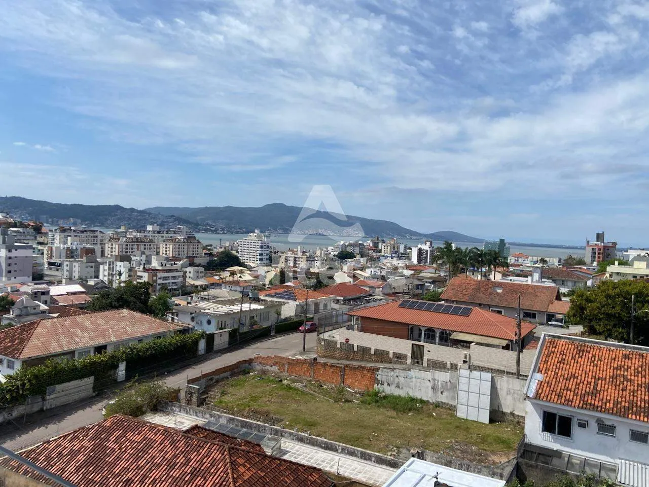 Imagem Apartamento à Venda em Coqueiros com 2 Dormitórios, 1 Suíte e Sol o Dia Todo