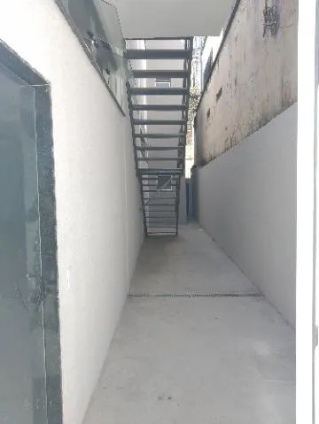 Imagem LOCAÇÃO DE SALÃO COMERCIAL EM ARUJÁ, com 250m², amplo espaço c/ pavimento superior e inferior, 2 copas e entrada c/ acessibilidade. CONSULTE-NOS..