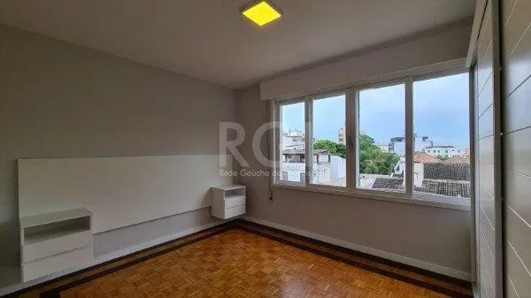 Imagem Apartamento 02 dormitórios com dependência e duas vagas no bairro São João.