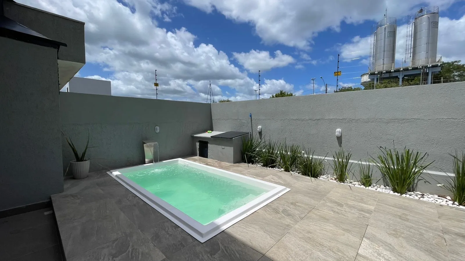 Imagem Sobrado Mobiliado com Piscina em Condomínio de Alto Padrão no Bela Vista