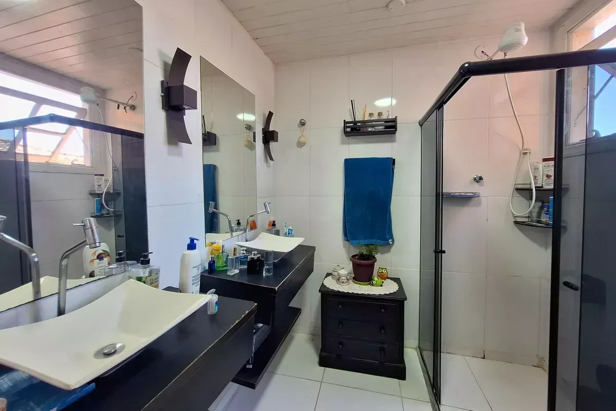 Imagem Casa de Condomínio com 4 Quartos à Venda, 235 metros em Badu - Niterói