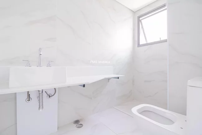 Imagem Apartamento à venda na Vila Mariana com 4 quartos sendo 2 suítes, 2 vagas de garagem.