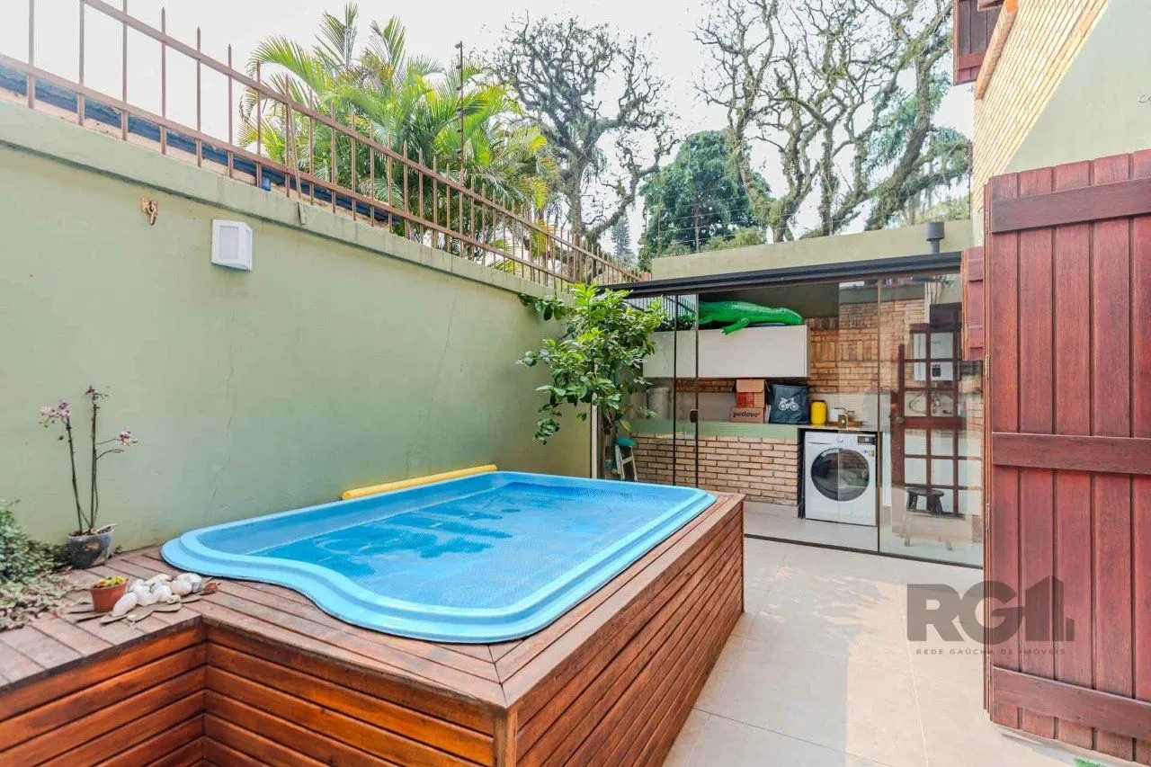Imagem Casa em condomínio fechado, 3 dormitórios, suíte e duas vagas de garagem