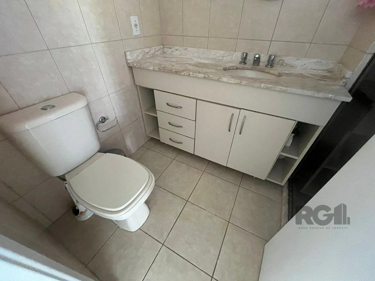 Imagem Apartamento de três quartos, suíte, churrasqueira e duas vagas de garagem (box duplo) no bairro Auxiliadora em Porto Alegre.
