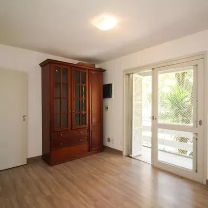 Imagem Apartamento com 2 dormitórios, banheiro auxiliar e 2 vagas cobertas.