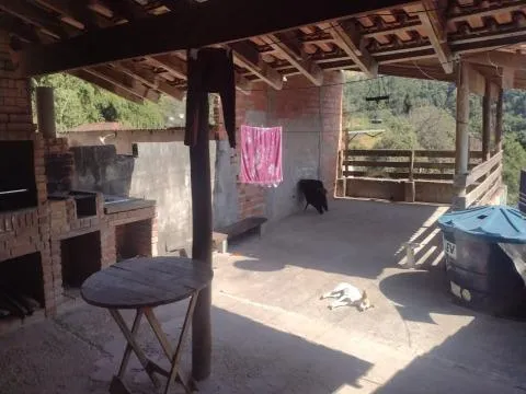 Imagem VENDA DE CASA NO TUPÃ ARUJÁ/SP, com 370m² sendo 2 casas, 03 dormitórios, sala, 02 cozinhas, 02 banheiros, área de lazer c/ churrasqueira. CONSULTE-NOS