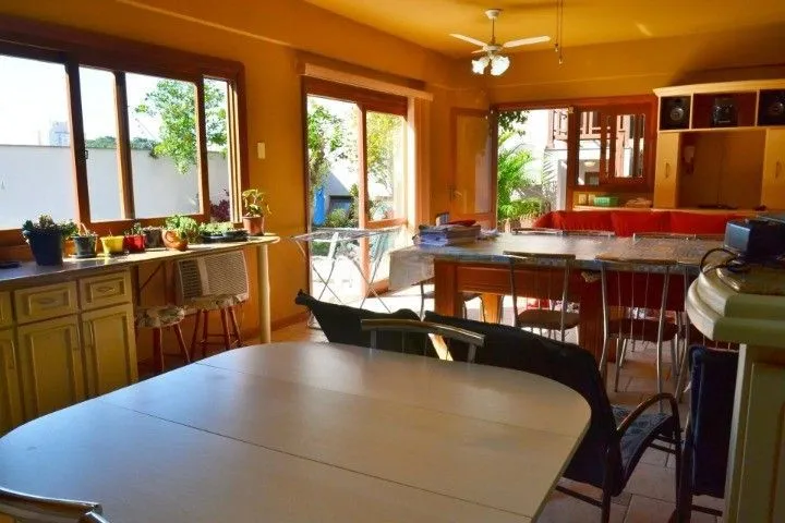 Imagem Casa Comercial e Residencial com 518m² (4 quartos / 5 banheiros / 3 vagas garagem) no Bairro Partenon localizada à meia quadra da Av. Bento Gonçalves.