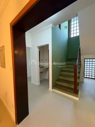 Imagem Ampla e confortável, esta excelente residência conta com 330m² de área construída, oferecendo e...