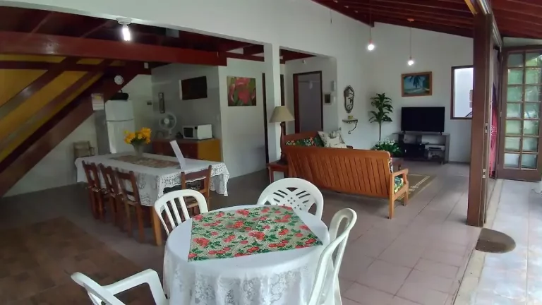 Imagem Casa espaçosa no centro de Garopaba-SC: 4 quartos, 3 salas e localização privilegiada!