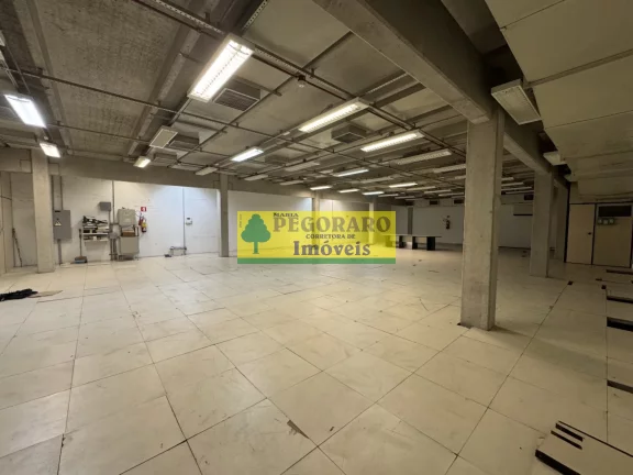 Imagem Galpão Comercial para Locação no Indaiá em Caraguatatuba-SP: 4 Salas, 4 Banheiros, 30 Vagas de Garagem, 875m² de Área.