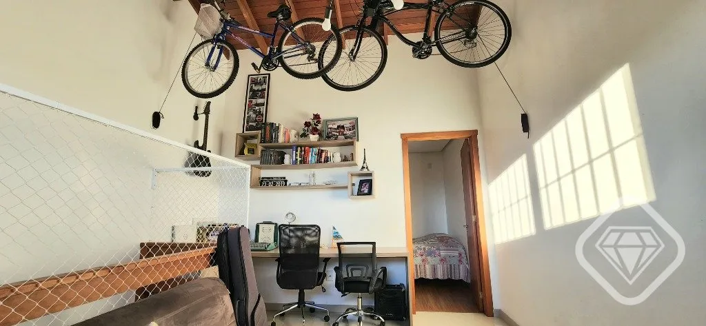 Imagem Casa semimobiliada em frente a uma linda praça no bairro Hípica, com ambientes amplos, excelente d...