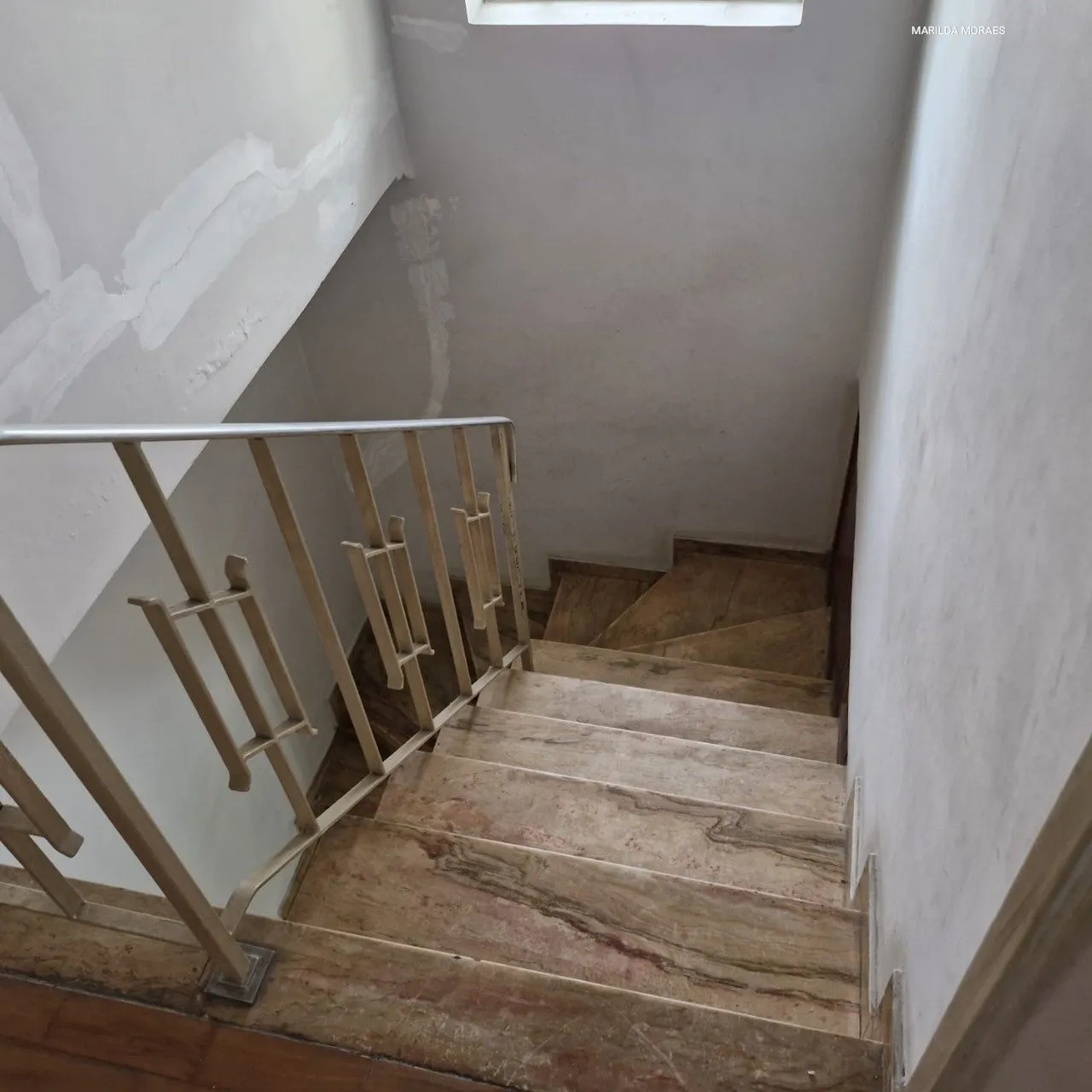 Imagem Casa confortável de 2 dormitórios, 2 banheiros, sala para dois ambientes, com entrada lateral e va...