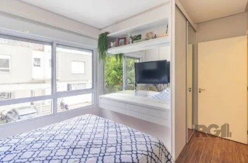 Imagem Casa impecável e mobiliada, com 3 niveis, possui 3 dormitórios sendo 1 suíte, 4 banheiros