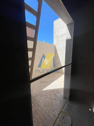 Imagem Sobrado moderno com 3 suítes, 4 vagas e quintal para lazer exclusivo