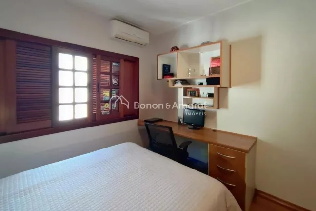 Imagem Localizada em Campinas, esta casa em condomínio oferece uma experiência única de conforto e conve...