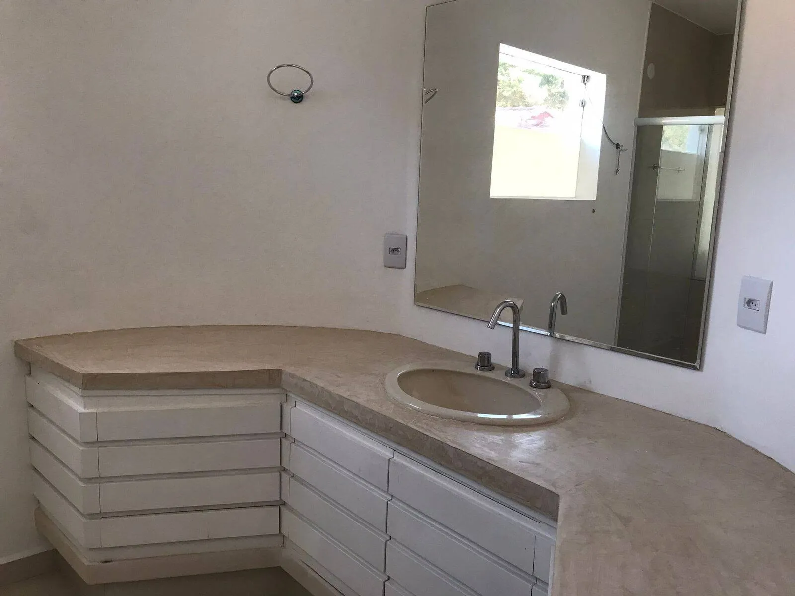 Imagem Casa Arejada em Alphaville Residencial Dois - 4 Quartos, 2 Suítes, Área de Lazer Completa e 4 Vagas