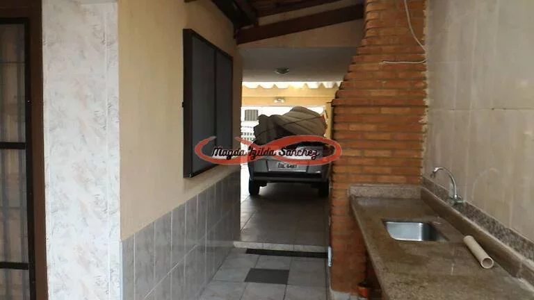 Imagem CASA À VENDA NA PRAIA GRANDE - BAIRRO MARACANA.