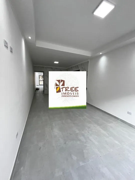 Imagem VENDA DE SOBRADO NO ARUJAMÉRICA, EM ARUJÁ/SP, 150m² com 3 quartos, suíte, sacada, sala ampla, copa, quintal, churrasqueira e 3 vagas. CONSULTE-NOS.