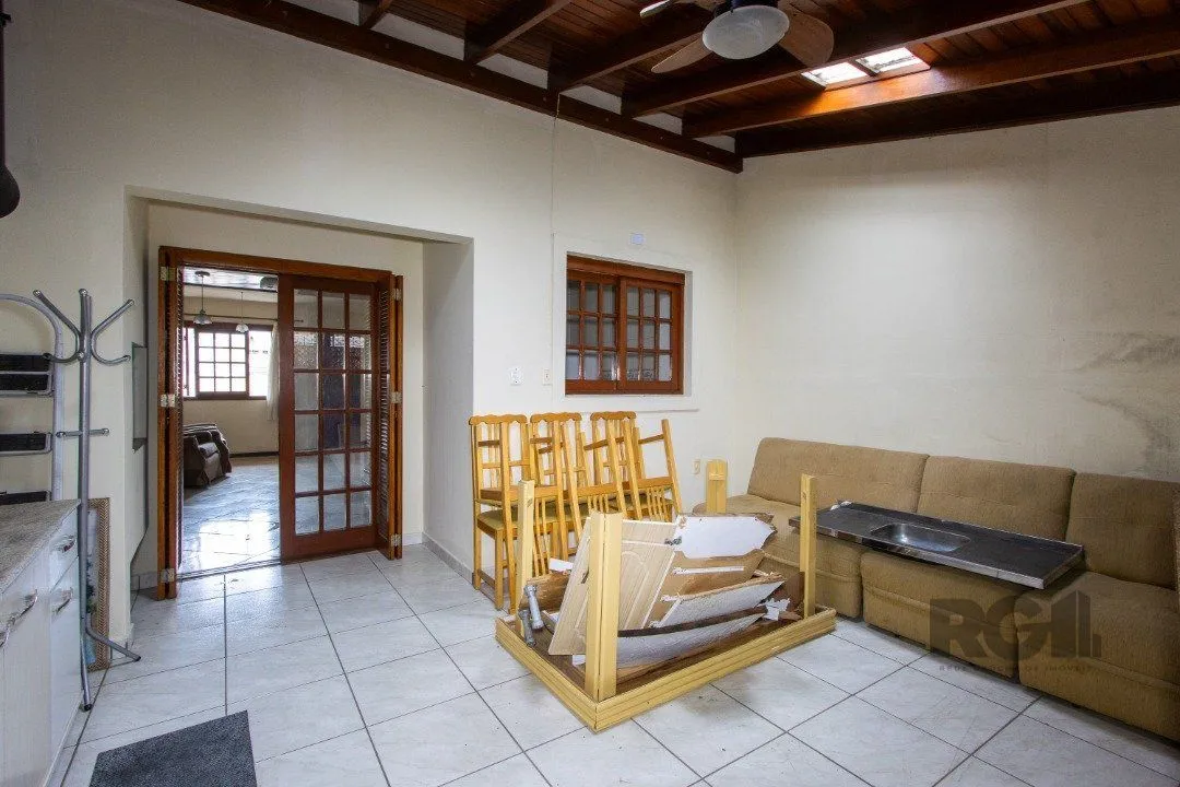 Imagem Casa em Condomínio na Zona Sul, no bairro Hípica, com 2 dormitórios, living para dois ambientes, cozinha mobiliada, lavabo