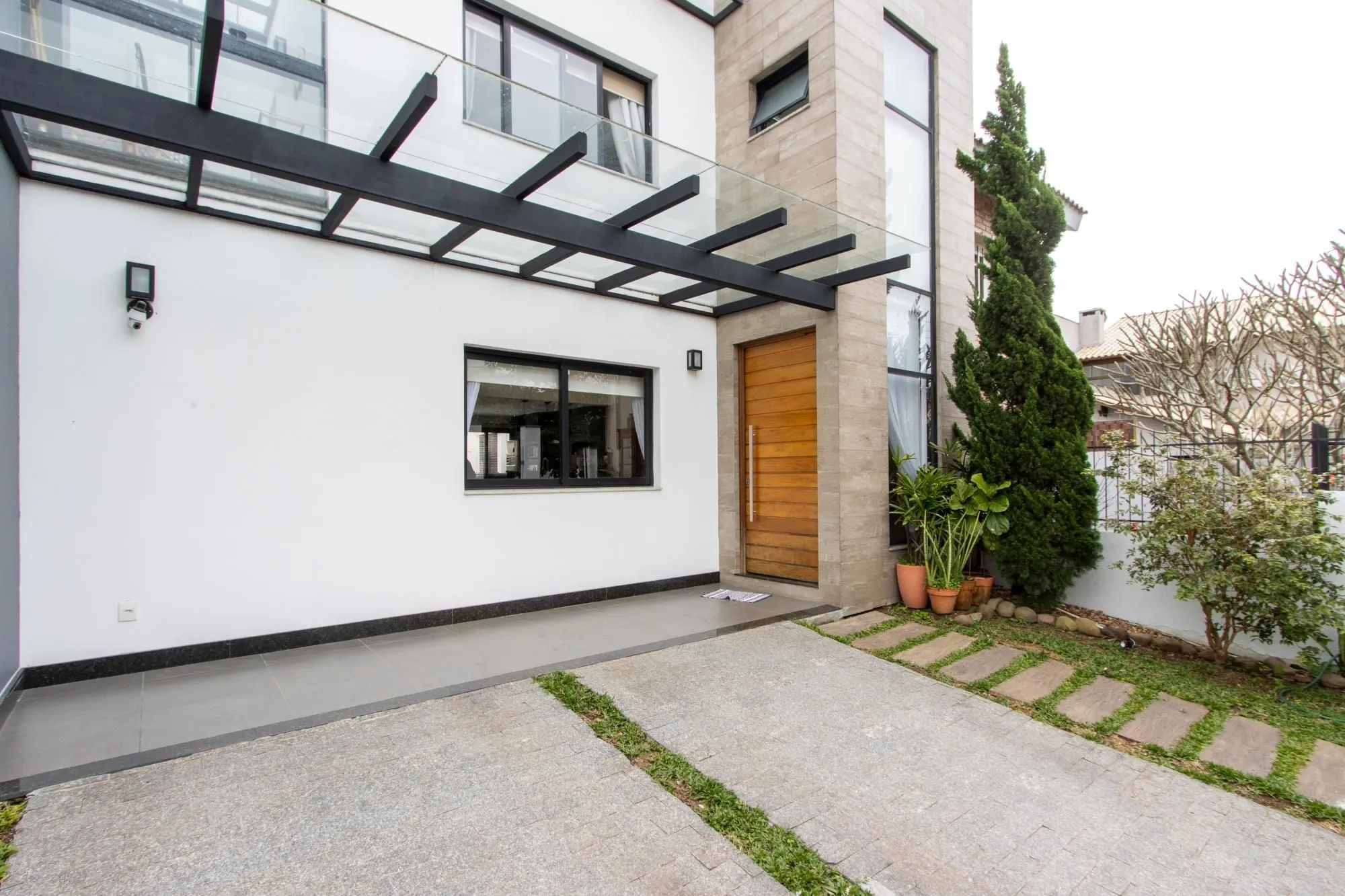 Imagem Excelente casa de alvenaria, 4 dormitórios, 2 suítes e 2 vagas de garagem.