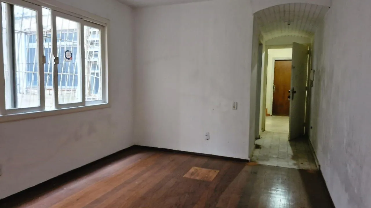 Imagem Apartamento com 2 dormitórios e garden na Rua Ijuí, pronto para reformar