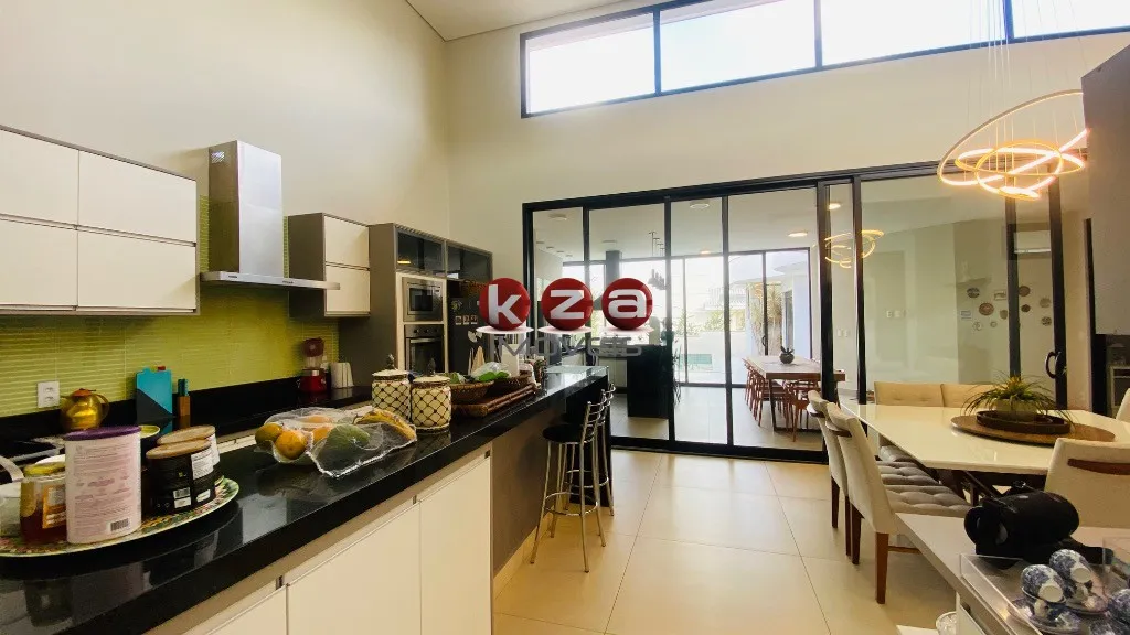 Imagem Casa de Luxo à Venda em Condomínio Exclusivo em Valinhos-SP: 3 quartos, 3 suítes, 3 salas, 5 banheiros, 2 vagas de garagem, 317m².