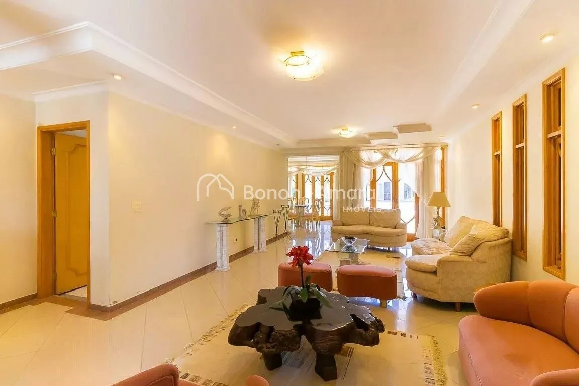 Imagem Casa em condomínio com 690m² e 5 quartos